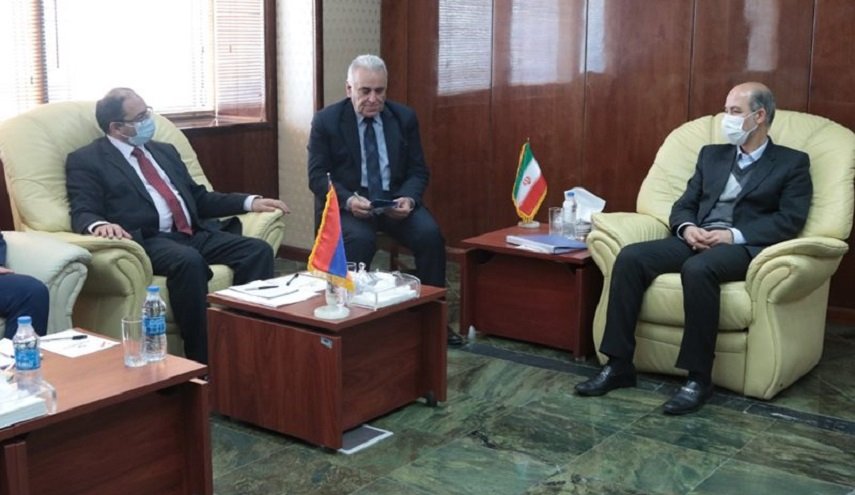 السفیر الأرمینی یبحث مع وزیر الطاقه الإیرانی التعاون المشترک