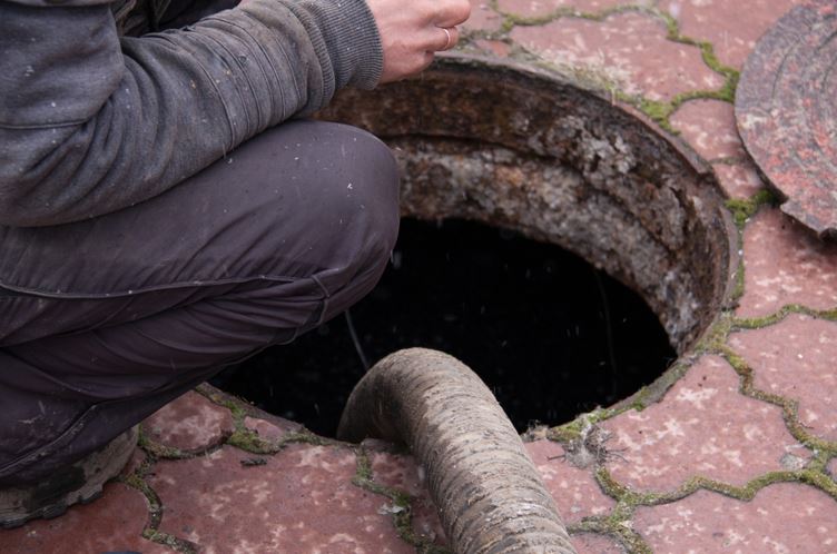 What is a sewage pit and what is its use?