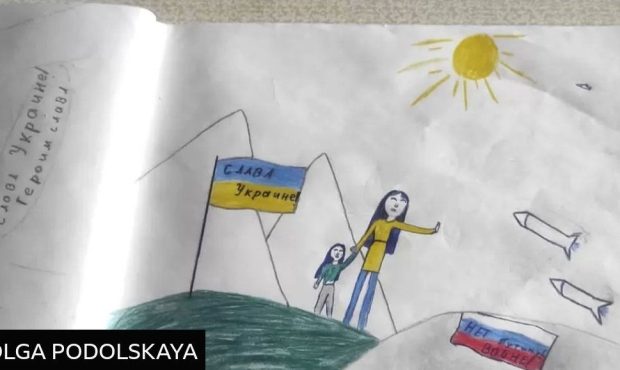 ماشا دختر ۱۲ ساله در آستانه بازداشت بخاطر یک نقاشی + عکس
