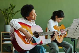 کلاس‌های خصوصی یا عمومی آموزشگاه موسیقی -کدام بهتر است؟